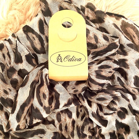 Leopard Large Print Scarf NWT - Picture 3 of 5